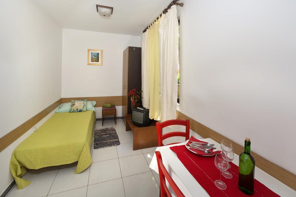 פורץ Apartments Mladenka חדר תמונה